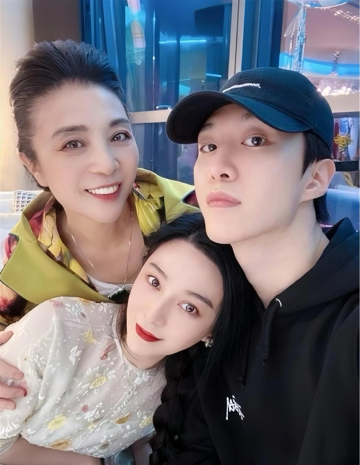 Bức ảnh dập tắt tin đồn Phạm Băng Băng sinh con cho Hồng Kim Bảo