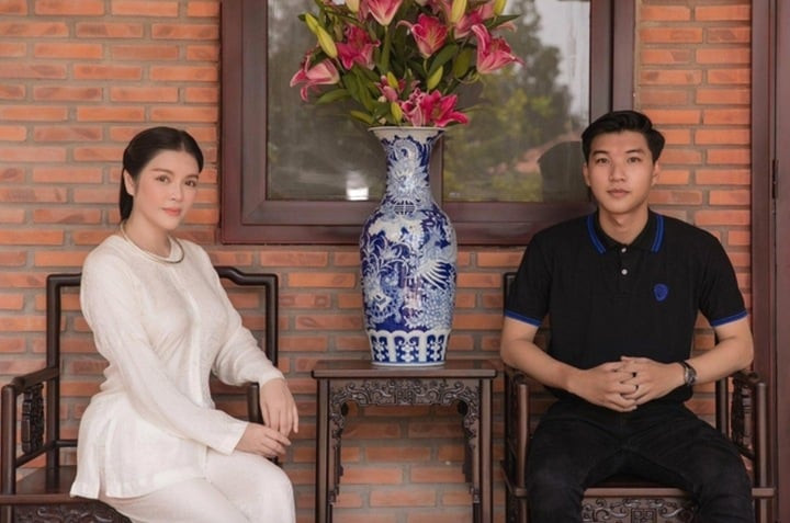 Lý Nhã Kỳ từng vướng tin đồn hẹn hò đàn em kém 17 tuổi.