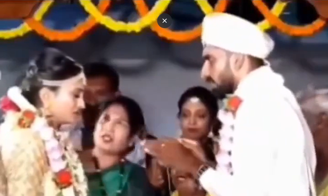 Đang làm đám cưới, cô dâu