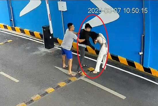 Điều tra người đàn ông hành hung vợ cũ gây bức xúc ở Bình Dương