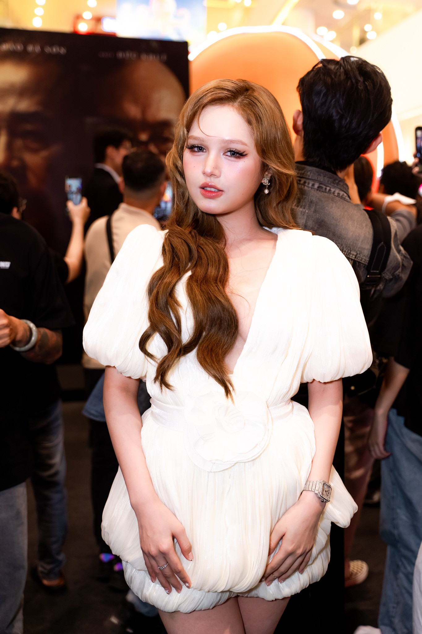 Động thái gắt của Xoài Non khi lộ thân hình phát tướng khi bị quay lén bằng cam thường