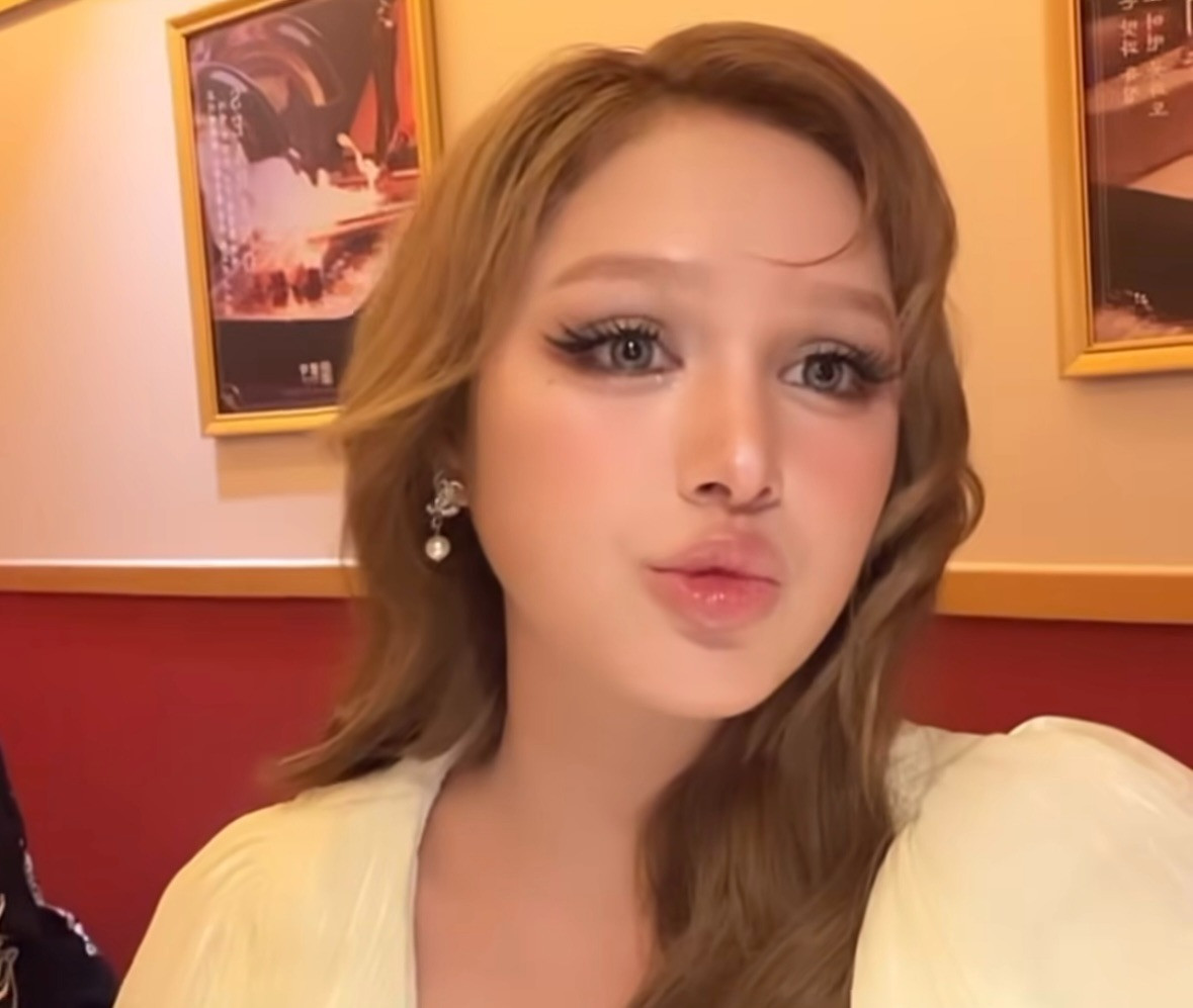 Động thái gắt của Xoài Non khi lộ thân hình phát tướng khi bị quay lén bằng cam thường