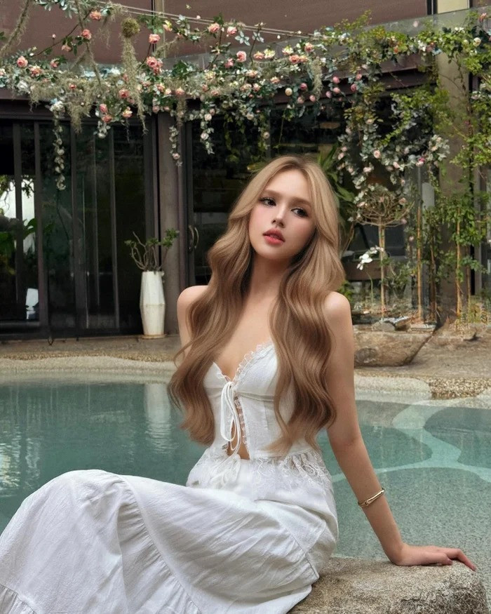 Động thái gắt của Xoài Non khi lộ thân hình phát tướng khi bị quay lén bằng cam thường