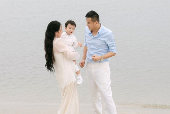 Hồ Quỳnh Hương khoe ảnh trăng mật, con trai hiếm hoi lộ visual chuẩn gen bố