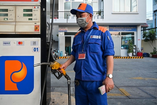 Giá xăng dầu bật tăng dữ dội, có loại tăng tới gần 1.500 đồng/lít