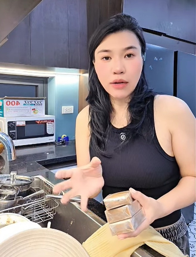 Mẹ Cua Cốm  Tiktoker review cao ngựa dùng cho trẻ 6 tháng tuổi gây sốc cõi mạng là ai