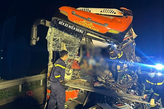 Tai nạn 2 người chết ở cao tốc: Tài xế xe đầu kéo khai dừng xe để ngủ