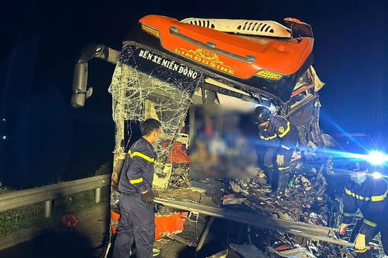 Xe khách tông vào đuôi ô tô tải đang dừng đỗ trên cao tốc, 11 người thương vong