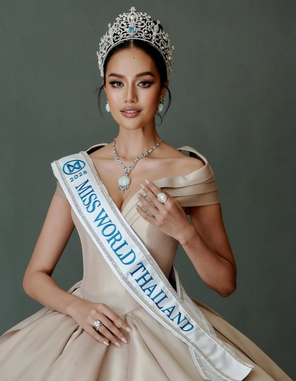 Mỹ nhân Thái Lan xin vía hoa hậu tiền nhiệm để đăng quang Miss World 2025