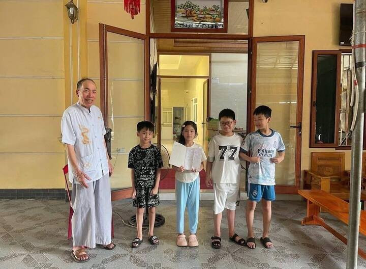 Ông Khính chụp ảnh cùng 4 cháu nội ngoại. (Ảnh: NVCC)