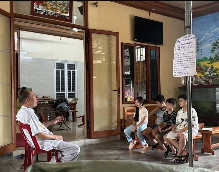 Các cháu nghiêm túc nghe ông phổ biến nội quy. (Ảnh: NVCC)