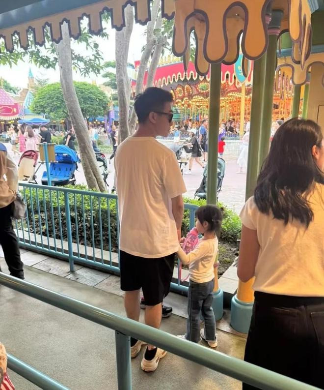 Bức ảnh gây tranh cãi của con trai vua sòng bài Hà Du Quân và vợ siêu mẫu