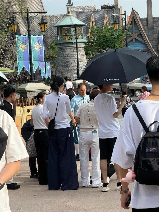 Bức ảnh gây tranh cãi của con trai vua sòng bài Hà Du Quân và vợ siêu mẫu