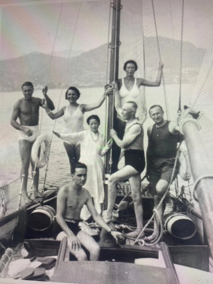 Bức ảnh chụp bà cùng chồng và bạn bè trên du thuyền giai đoạn này cho thấy thời kỳ hạnh phúc ngắn ngủi.