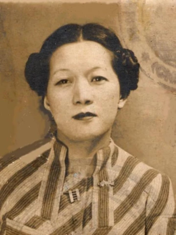 Tuy nhiên, năm 1940, bà ly hôn và bắt đầu học nghề bói vận số. Một tấm ảnh chụp bà vào năm 1941 cho thấy nét đẹp trầm mặc và đầy suy tư sau những thăng trầm.