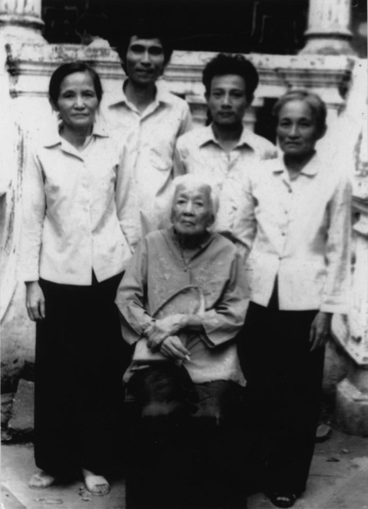 Năm 1974, bà sống trong căn hộ nhỏ tại khu tập thể Văn Chương (Hà Nội). Ngày 9/12/1988, bà qua đời, hưởng thọ 87 tuổi.