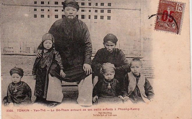 Hoàng Thị Thế (sinh năm 1901) là con gái đầu của thủ lĩnh nghĩa quân Hoàng Hoa Thám và bà Đặng Thị Nho (hay Nhu). Thuở nhỏ, bà sống cùng cha mẹ trong chiến khu Yên Thế (Bắc Giang), nơi ghi dấu cuộc kháng chiến kéo dài của cha bà chống thực dân Pháp.