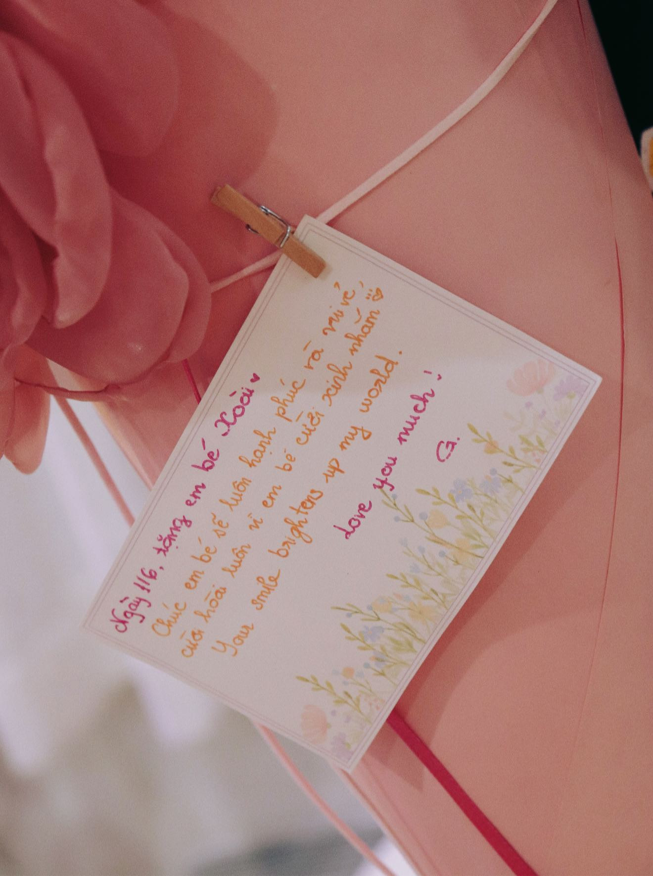 Hành động gây xôn xao của Gil Lê với Xoài Non sau khi bị tóm sống tình tứ gái lạ ở quận 2