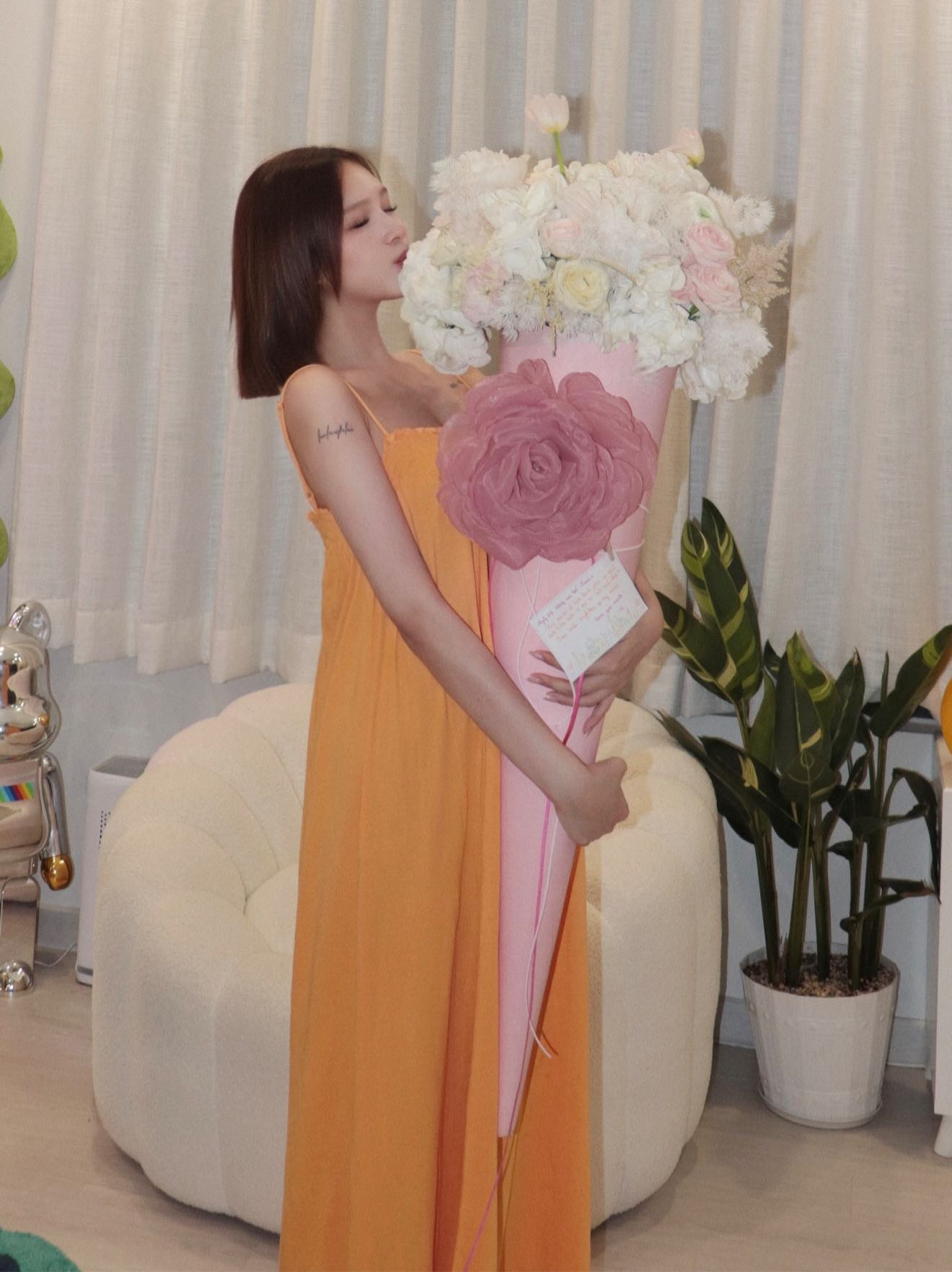 Hành động gây xôn xao của Gil Lê với Xoài Non sau khi bị tóm sống tình tứ gái lạ ở quận 2