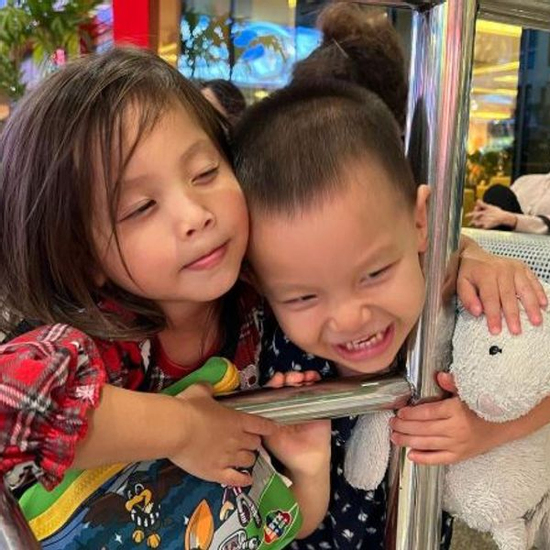 Hồ Ngọc Hà khoe khoảnh khắc đáng yêu của Lisa, 1 cư dân mạng nhìn vào bộ quần áo liền chỉ ngay ra điều này!