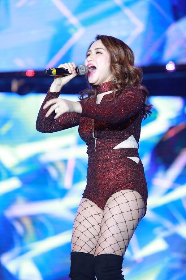Hòa Minzy 'điếng người' khi bị sao nam Vbiz khui quá khứ thừa cân, bụng ngấn mỡ Hòa Minzy điếng người khi bị sao nam Vbiz khui quá khứ thừa cân bụng ngấn mỡ