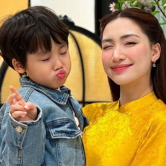 Hòa Minzy kể chuyện con trai ăn cơm 2 tiếng chưa hết: Mẹ không ép, nhưng bà thì… chạy theo từng muỗng