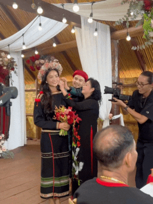 Mẹ chồng H'Hen Niê có thái độ gây chú ý khi đọc giấy khám thai của con dâu Mẹ chồng HHen Niê có thái độ gây chú ý khi đọc giấy khám thai của con