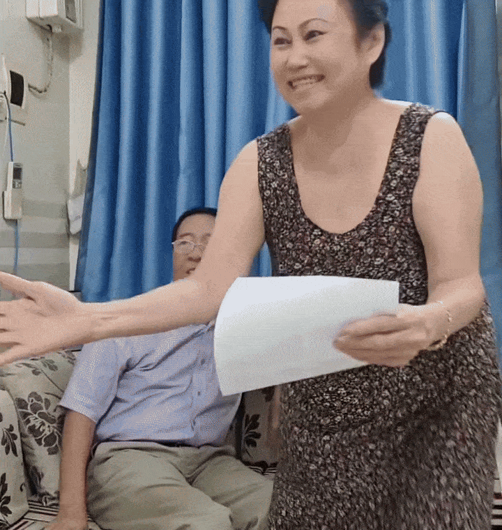 Mẹ chồng H'Hen Niê có thái độ gây chú ý khi đọc giấy khám thai của con dâu Mẹ chồng HHen Niê có thái độ gây chú ý khi đọc giấy khám thai của con
