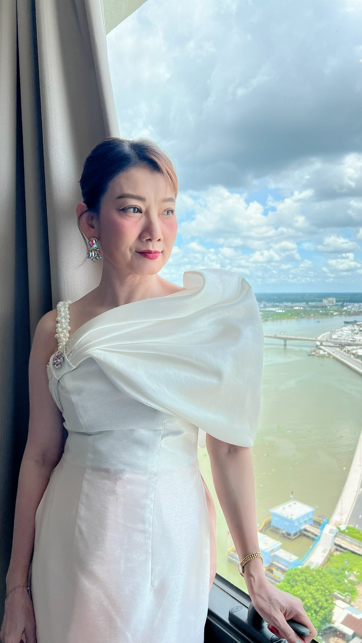 Mẹ chồng Hồng Diễm trên phim có đời thực trẻ đẹp ở tuổi 50 nhờ một thói quen buổi sáng Mẹ chồng Hồng Diễm trên phim có đời thực trẻ đẹp ở tuổi 50 nhờ một thói quen buổi sáng - Ảnh 3.