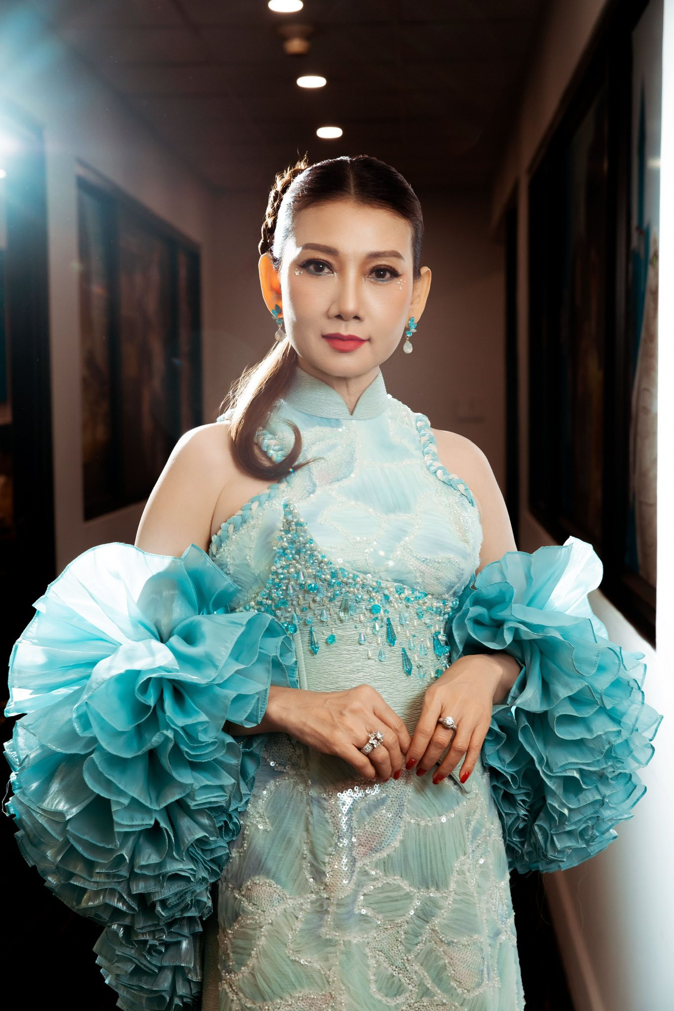 Mẹ chồng Hồng Diễm trên phim có đời thực trẻ đẹp ở tuổi 50 nhờ một thói quen buổi sáng Mẹ chồng Hồng Diễm trên phim có đời thực trẻ đẹp ở tuổi 50 nhờ một thói quen buổi sáng - Ảnh 4.