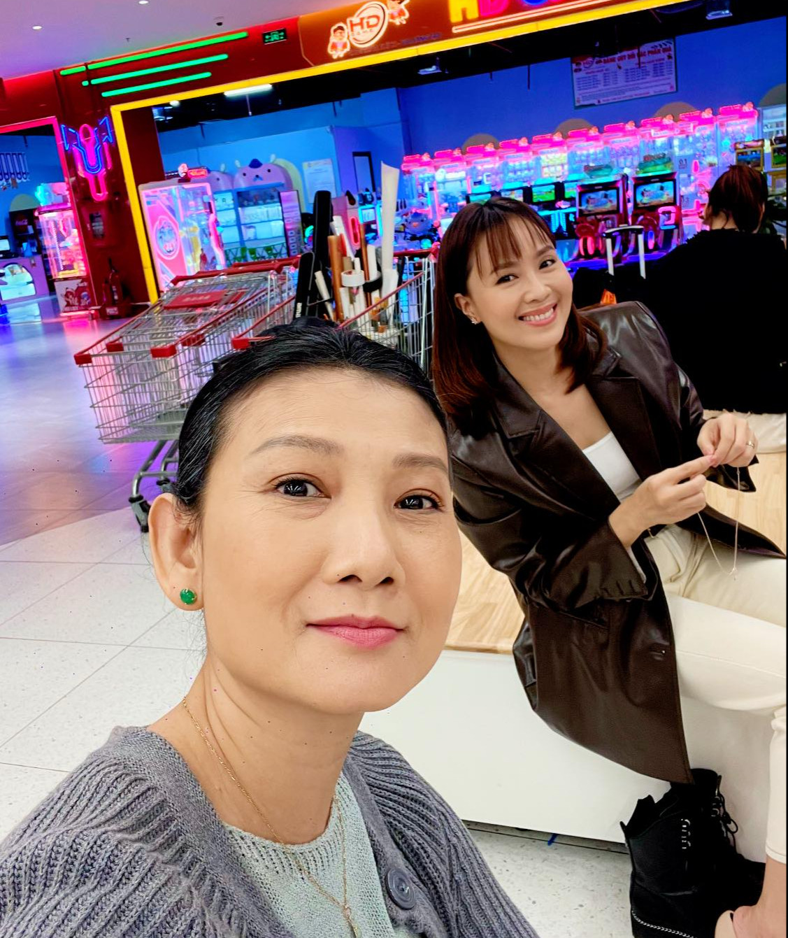 Mẹ chồng Hồng Diễm trên phim có đời thực trẻ đẹp ở tuổi 50 nhờ một thói quen buổi sáng Mẹ chồng Hồng Diễm trên phim có đời thực trẻ đẹp ở tuổi 50 nhờ một thói quen buổi sáng - Ảnh 2.