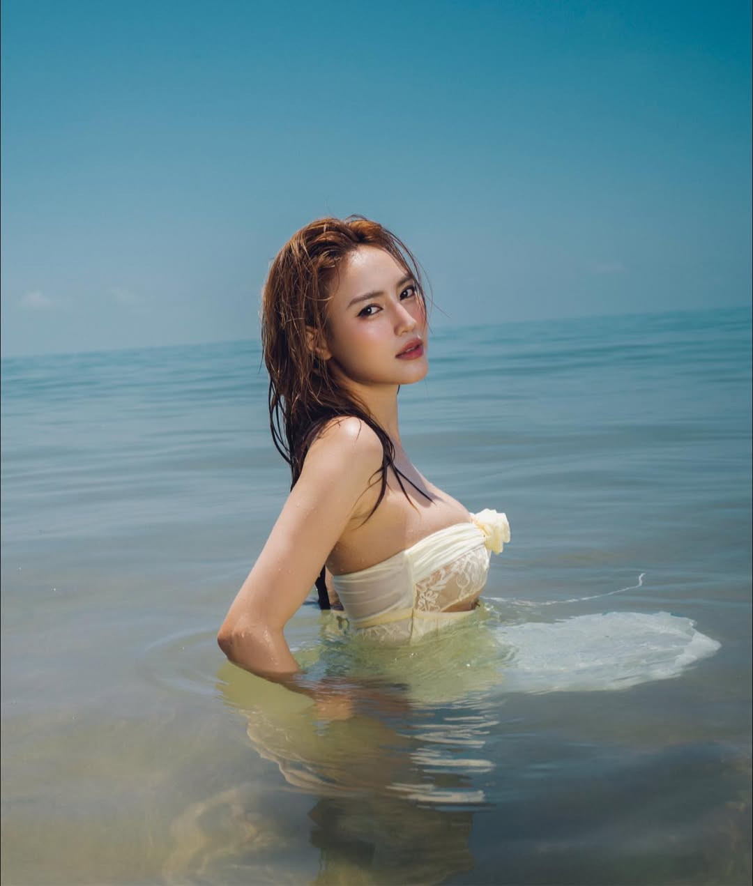 Mỹ nhân phim 'Gái già lắm chiêu' khiến fan 'mắt chữ O miệng chữ A' với clip diện bikini chào hè- Ảnh 6.