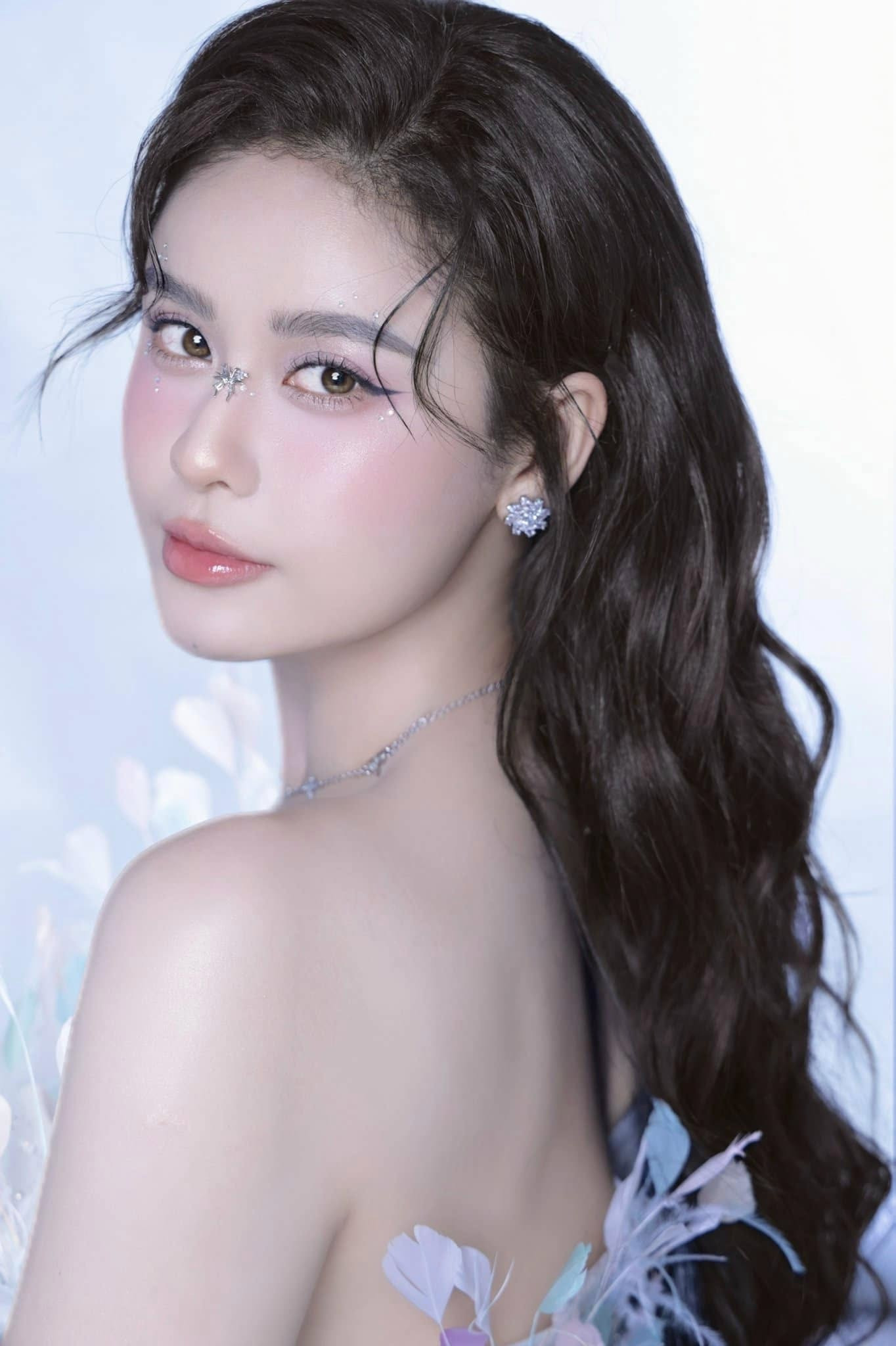 Nữ ca sĩ quê Khánh Hòa nổi danh với hàng loạt hit đình đám, tuổi U40 gây ngỡ ngàng bởi nhan sắc 'cực phẩm' Trương Quỳnh Anh - Ảnh 9.