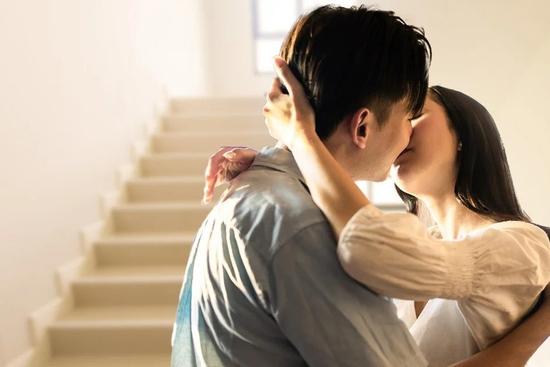 Sa thải quản lý vì ôm hôn cấp dưới ngoài cầu thang, công ty nhận 'kết đắng'