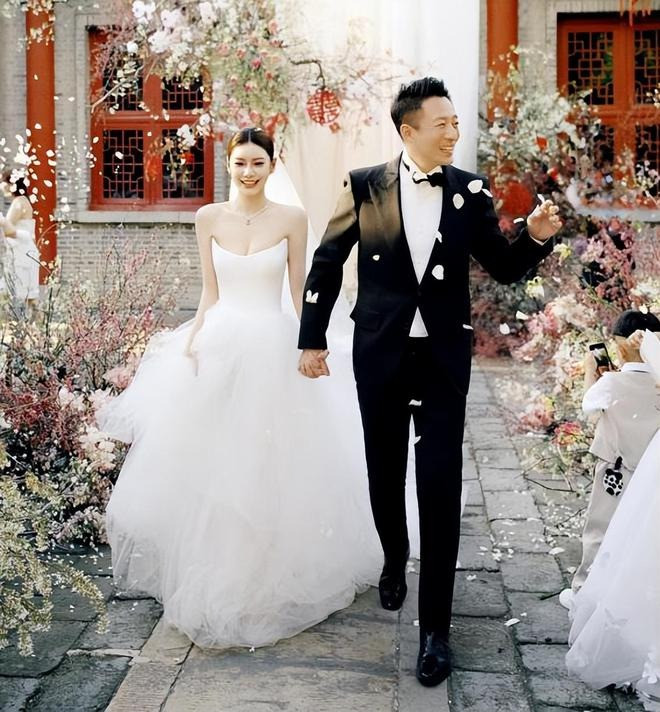 Tình thế tiến thoái lưỡng nan của hai con Từ Hy Viên