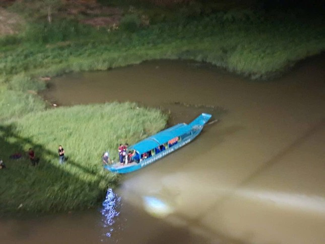 Trắng đêm tìm kiếm thanh niên nghi nhảy cầu ở Quảng Bình ảnh 2