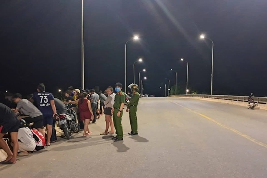 Trắng đêm tìm kiếm thanh niên nghi nhảy cầu ở Quảng Bình