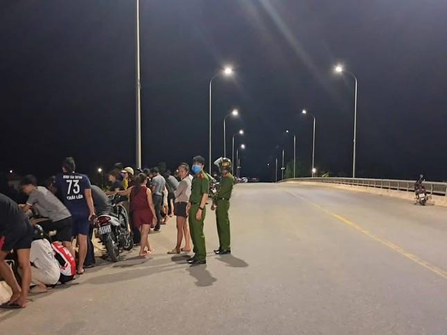 Trắng đêm tìm kiếm thanh niên nghi nhảy cầu ở Quảng Bình ảnh 1