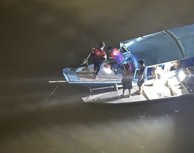 Trắng đêm tìm kiếm thanh niên nghi nhảy cầu ở Quảng Bình ảnh 3