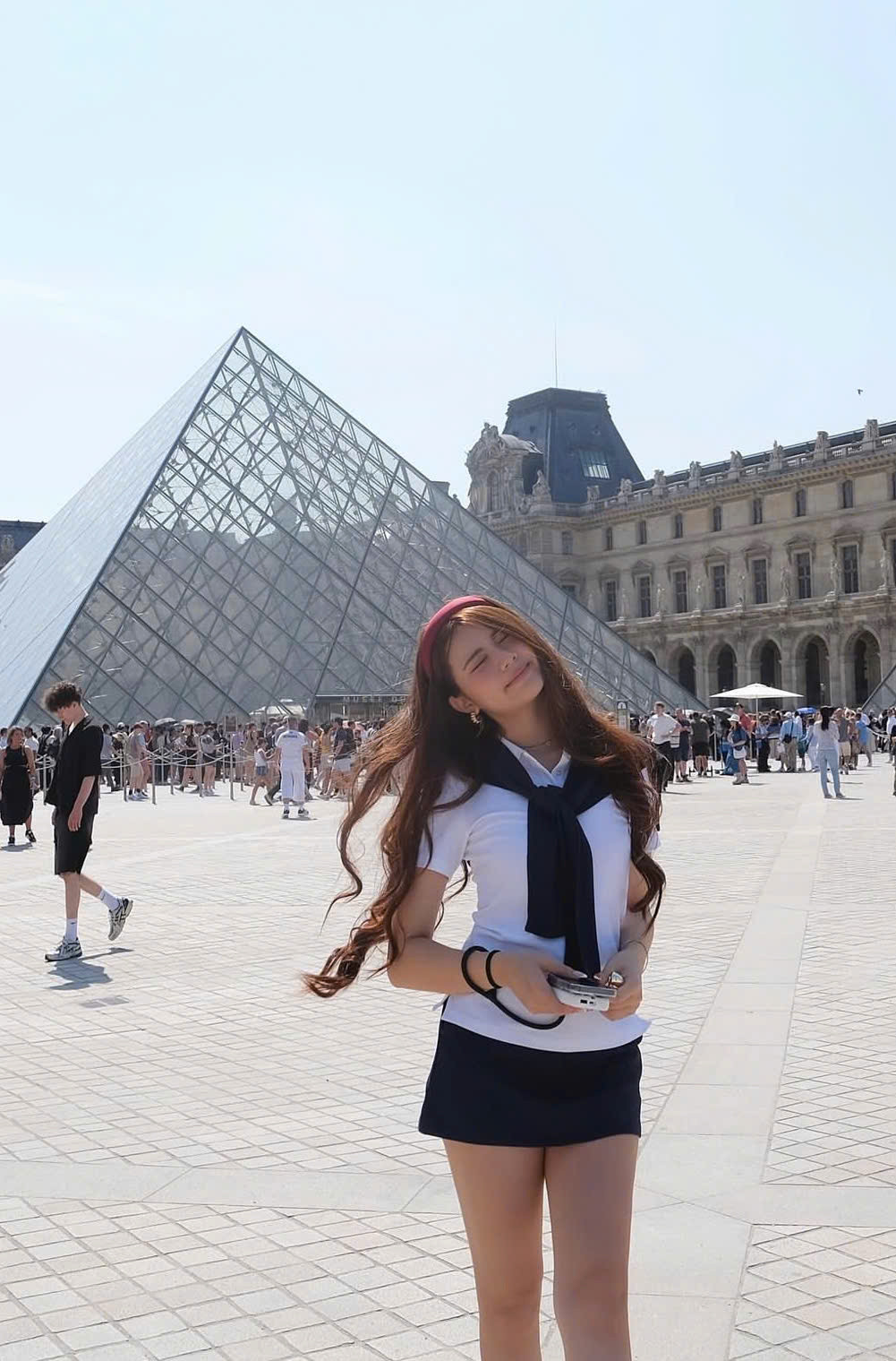 Ái nữ nhà Quyền Linh khoe ảnh du hí nước ngoài nhìn sang ông bố đại gia mà giật mình