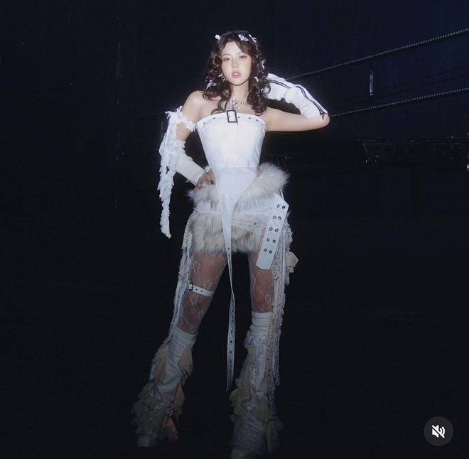 Em xinh Muộii sở hữu đôi chân dài chuẩn người mẫu