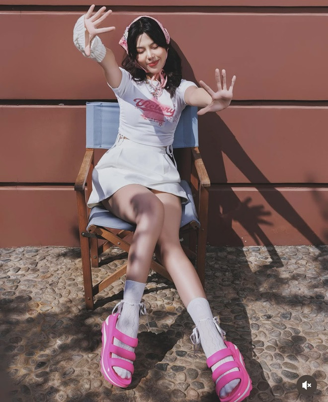 Em xinh Muộii sở hữu đôi chân dài chuẩn người mẫu