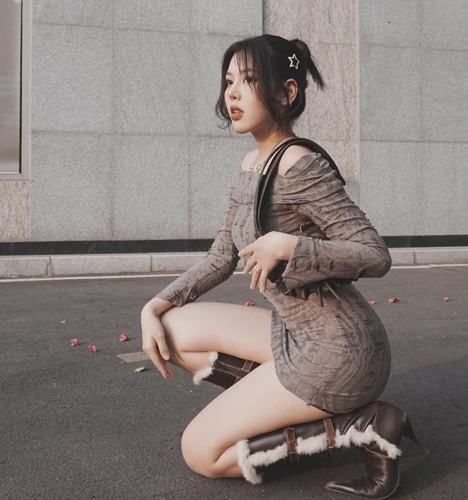 Em xinh Muộii sở hữu đôi chân dài chuẩn người mẫu