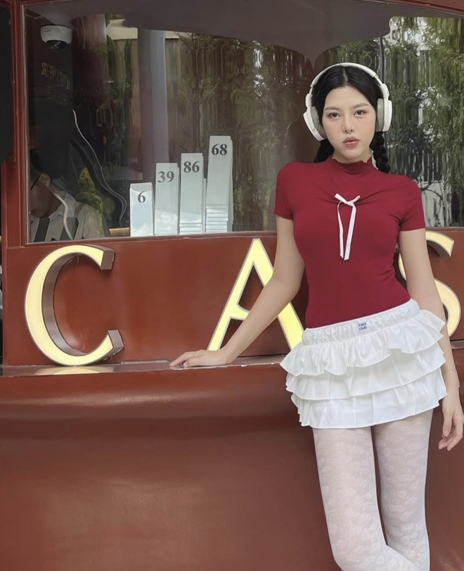 Em xinh Muộii sở hữu đôi chân dài chuẩn người mẫu