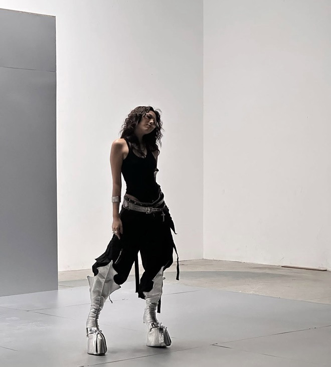 Em xinh Muộii sở hữu đôi chân dài chuẩn người mẫu