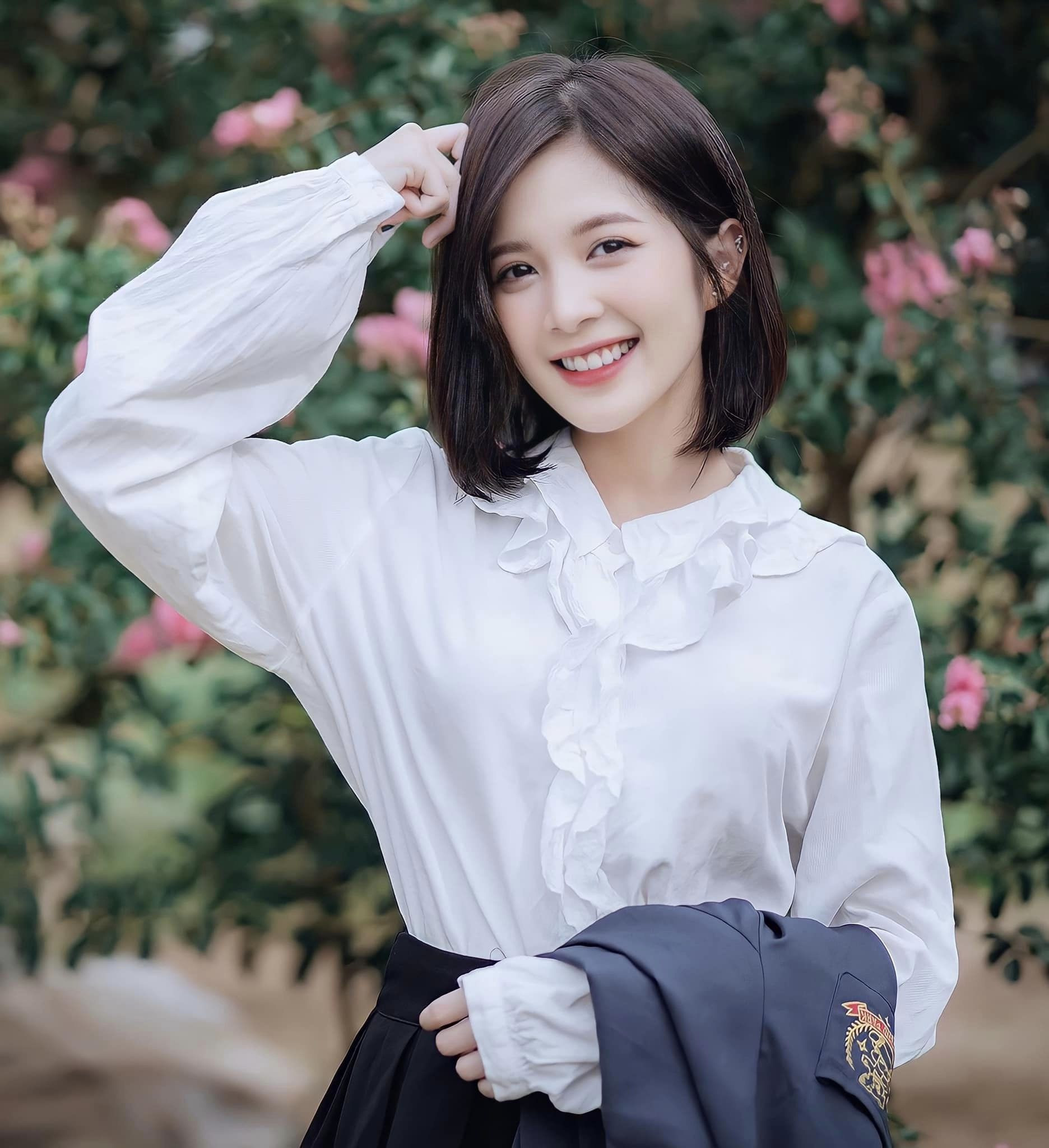 Ngoại hình đũa lệch 1m83 1m53 của Đình Tú và vợ hot girl sắp cưới