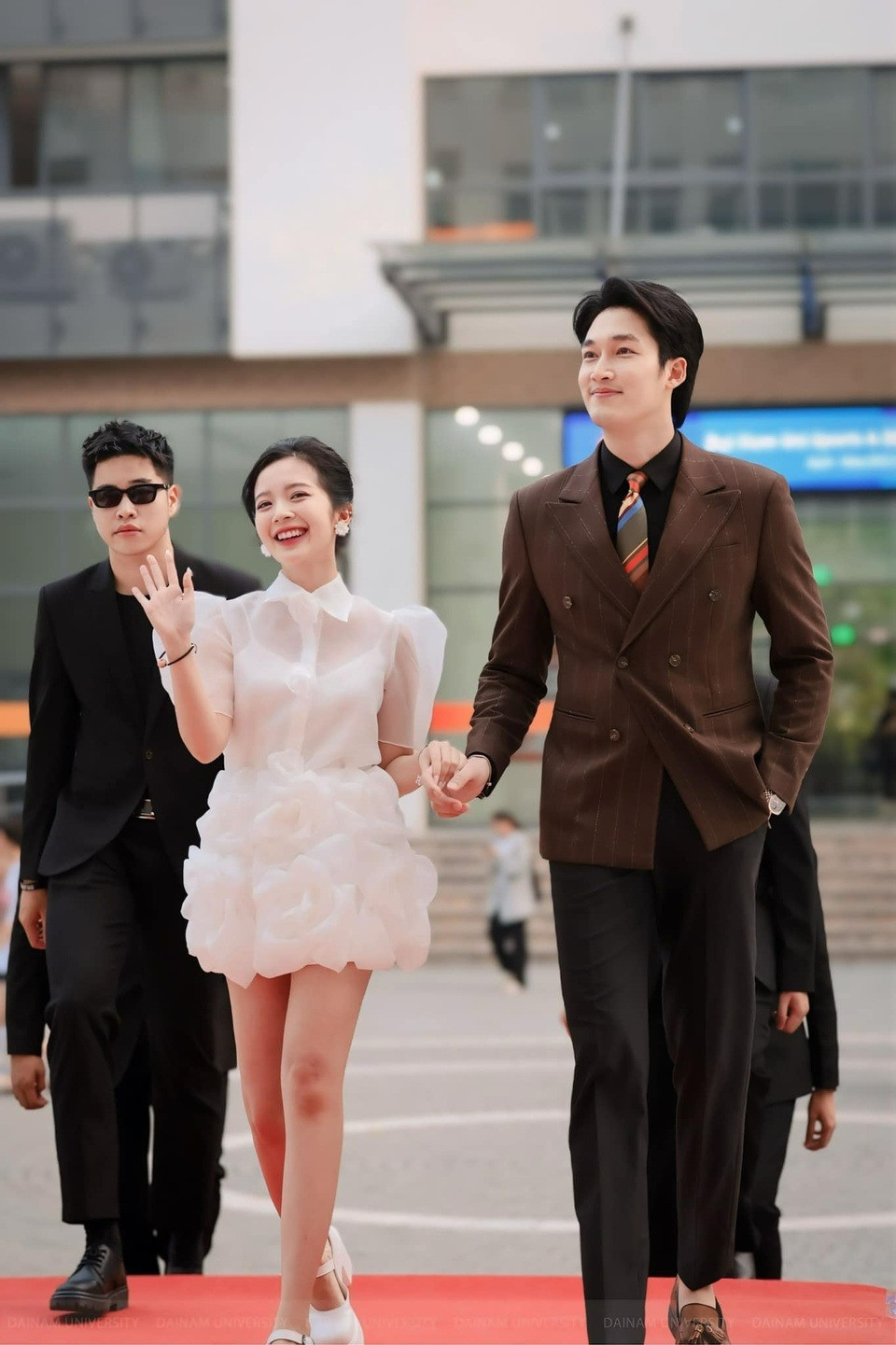 Ngoại hình đũa lệch 1m83  1m53 của Đình Tú và vợ hot girl sắp cưới