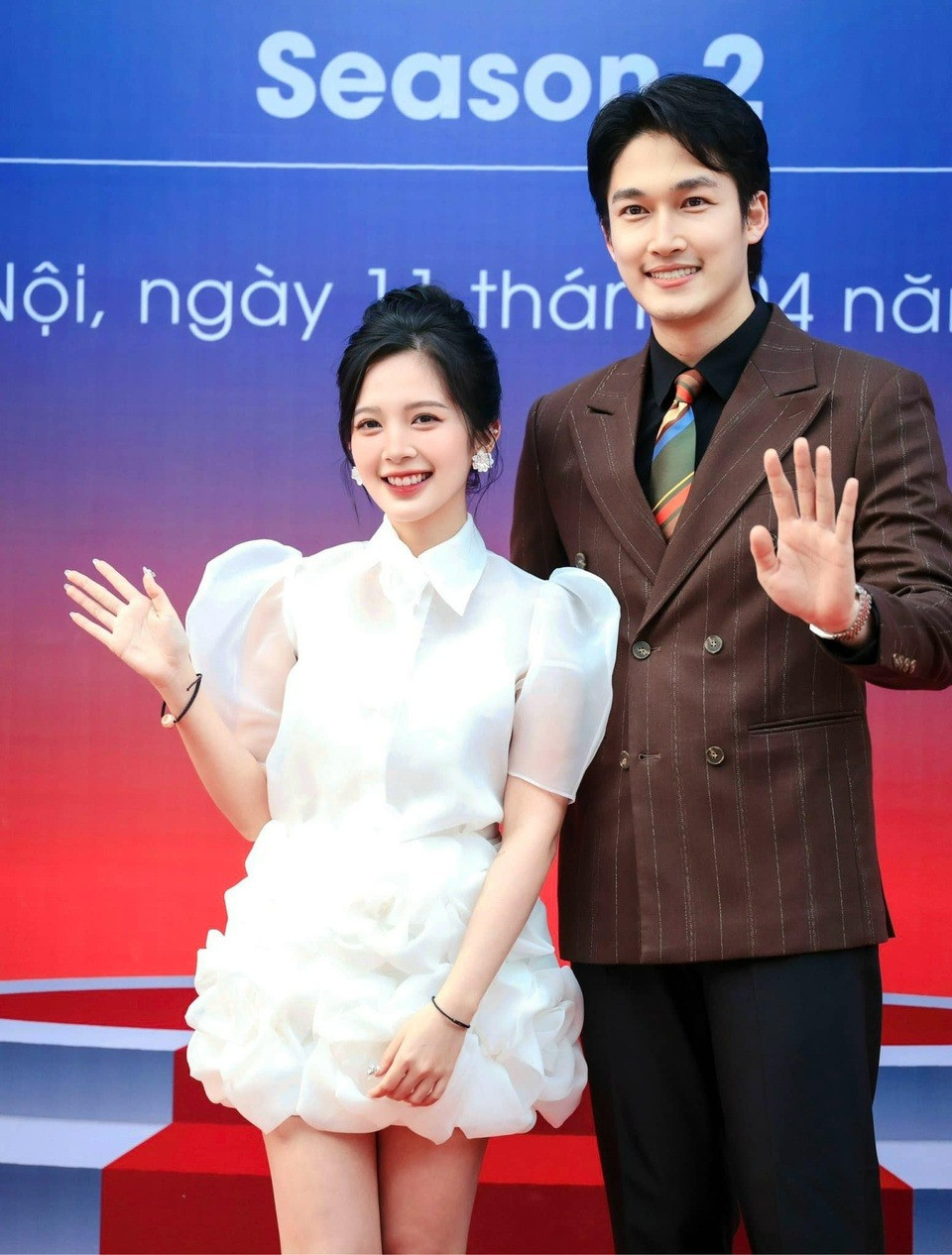 Ngoại hình đũa lệch 1m83  1m53 của Đình Tú và vợ hot girl sắp cưới