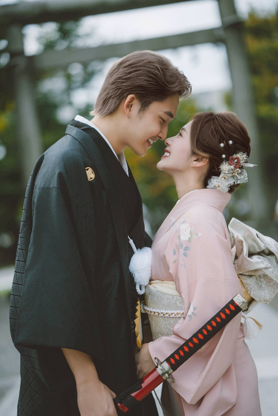 Ngoại hình đũa lệch 1m83  1m53 của Đình Tú và vợ hot girl sắp cưới