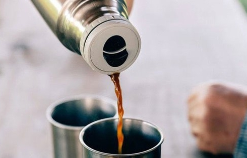 Người đàn ông tử vong sau 10 năm dùng một chiếc bình giữ nhiệt